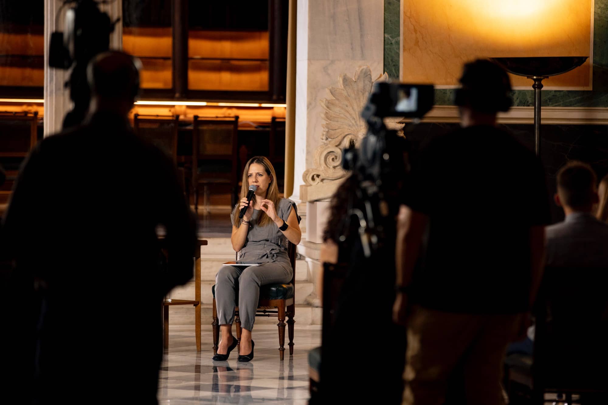 Ένας καλεσμένος μιλάει μπροστά στις κάμερες