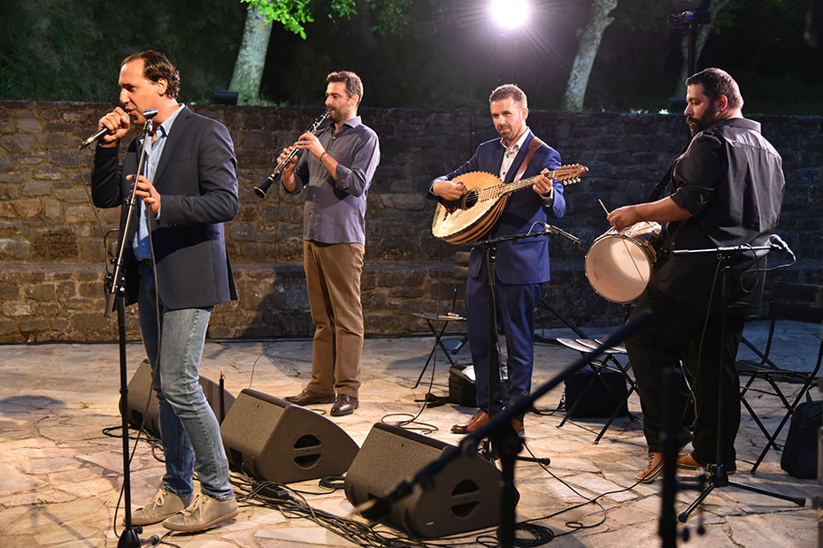 Μια μπάντα που παίζει μουσική σε εξωτερικό χώρο