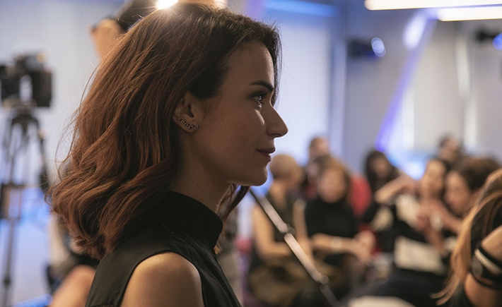 Κοντινό της Άννας-Κύνθιας Μπουσδούκου στη συζήτηση των Διαλόγων ΙΣΝ