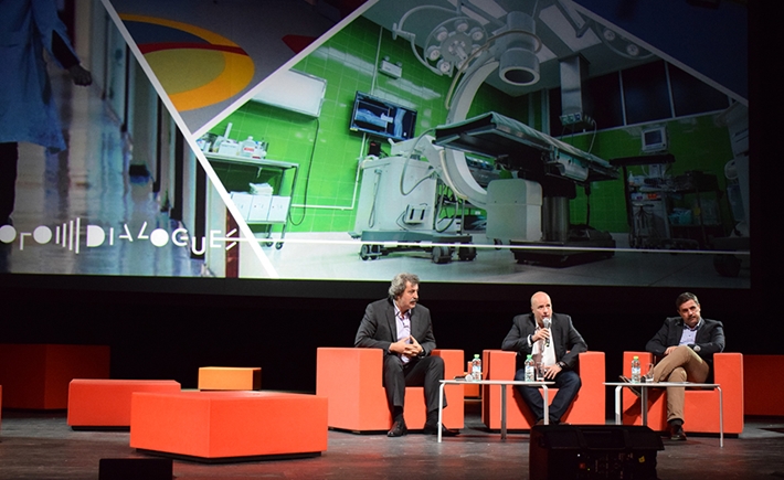 Ο πρόεδρος του ΙΣΝ, Ανδρέας Δρακόπουλος, στη σκηνή με δυο ομιλητές σε συζήτηση των Διαλόγων ΙΣΝ.