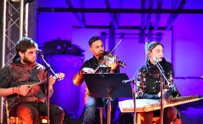 Μουσικοί που παίζουν επί σκηνής