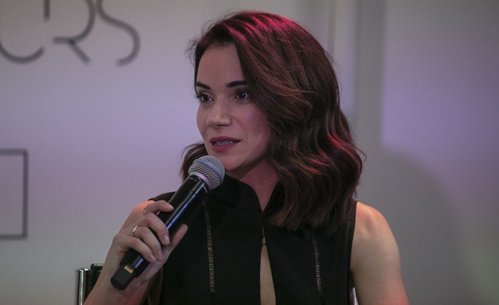 Κοντινό της Άννας-Κύνθιας Μπουσδούκου που μιλάει στη συζήτηση των Διαλόγων ΙΣΝ