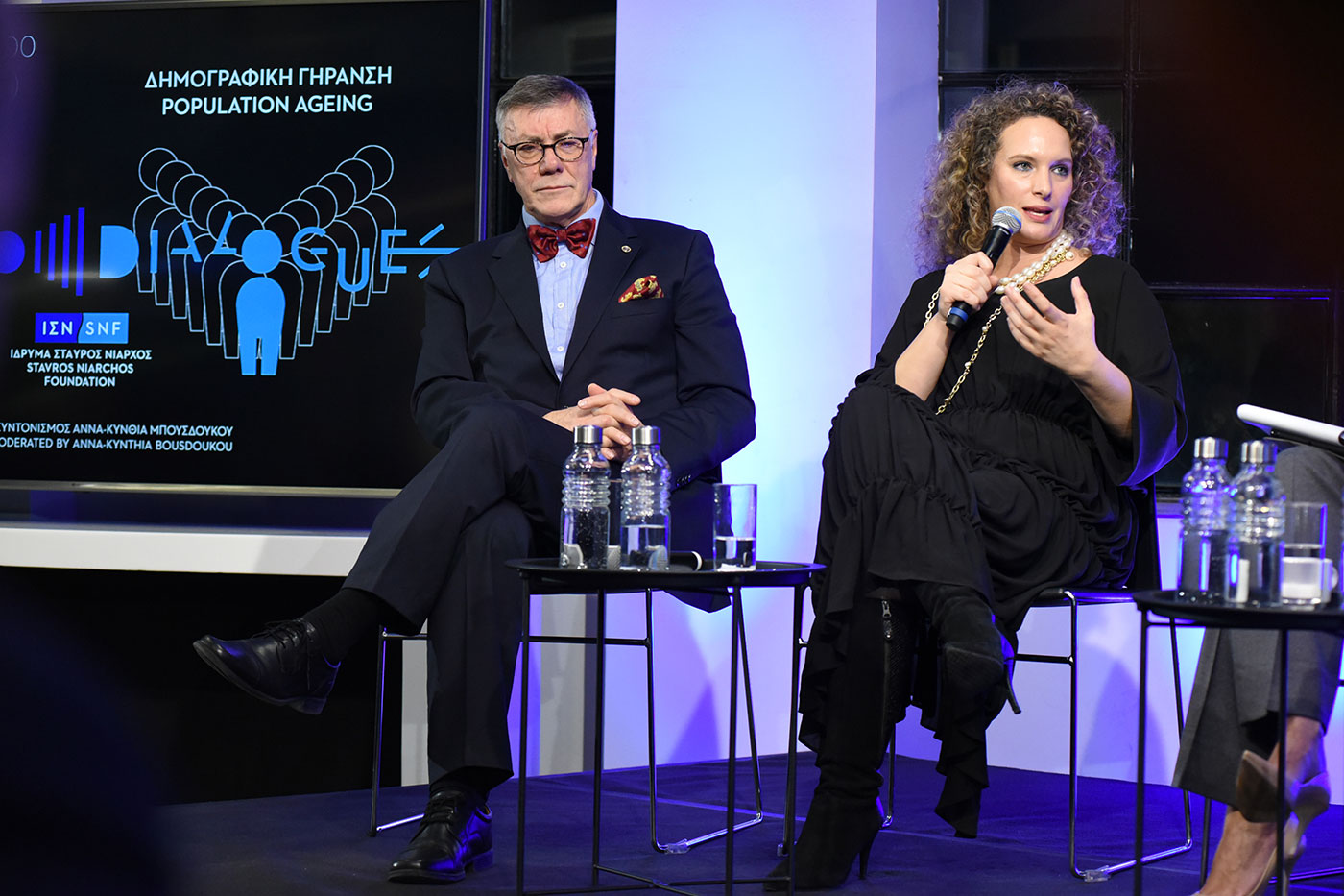 Δυο καλεσμένοι καθιστοί με μικρόφωνα στη συζήτηση των Διαλόγων ΙΣΝ