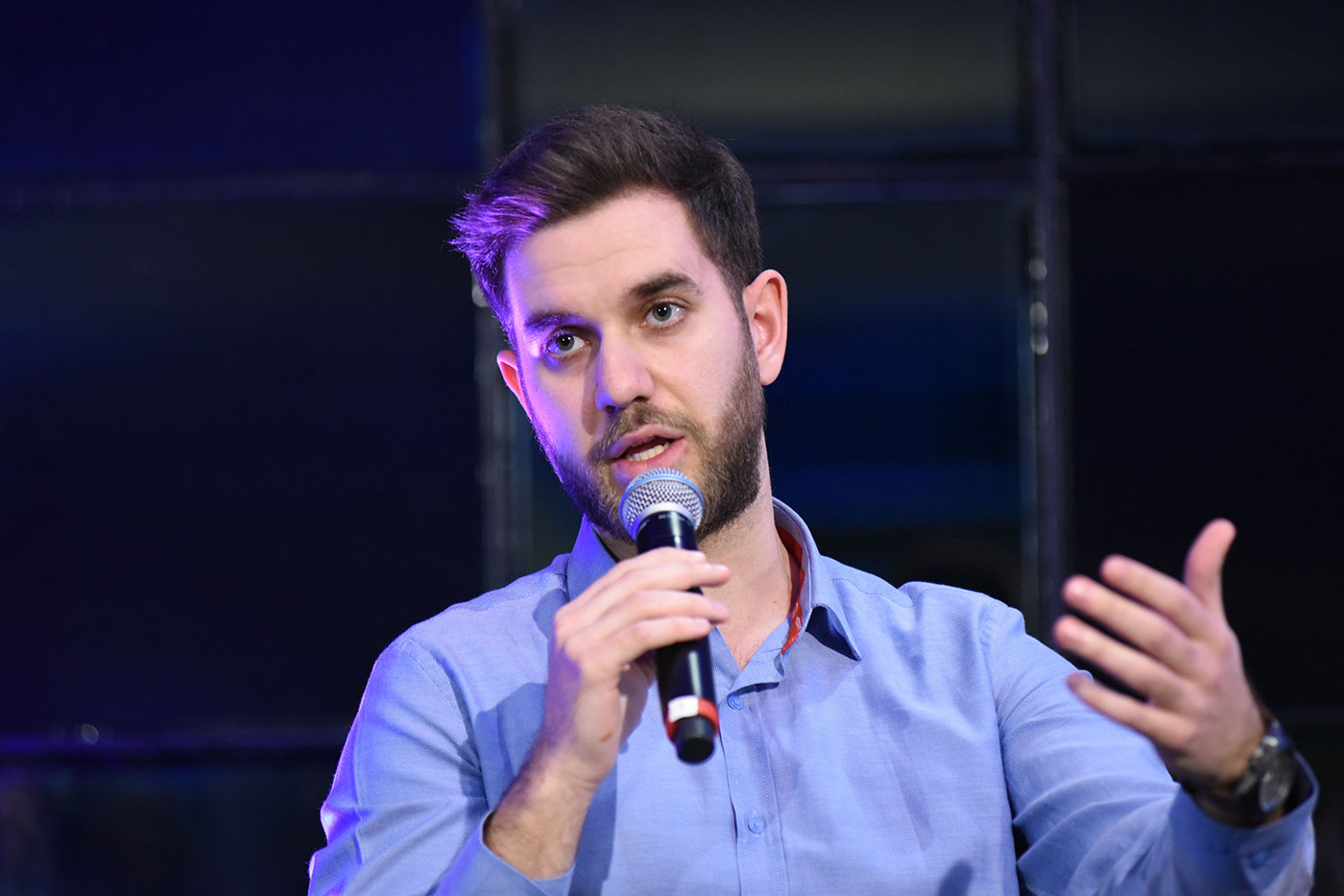 Ένας άνδρας που μιλάει στο μικρόφωνο στη συζήτηση των Διαλόγων ΙΣΝ 