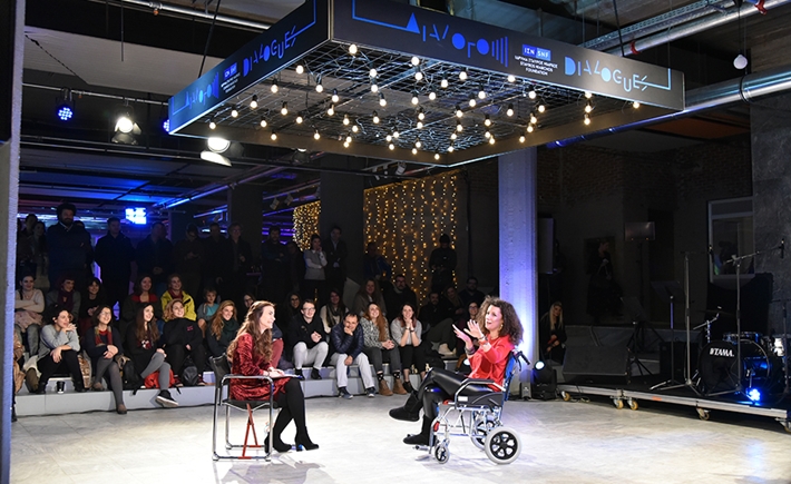 Οι δύο ομιλήτριες πάνω στη σκηνή στη συζήτηση των Διαλόγων ΙΣΝ