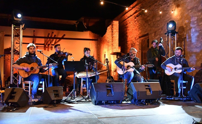 Μουσικοί που παίζουν επί σκηνής