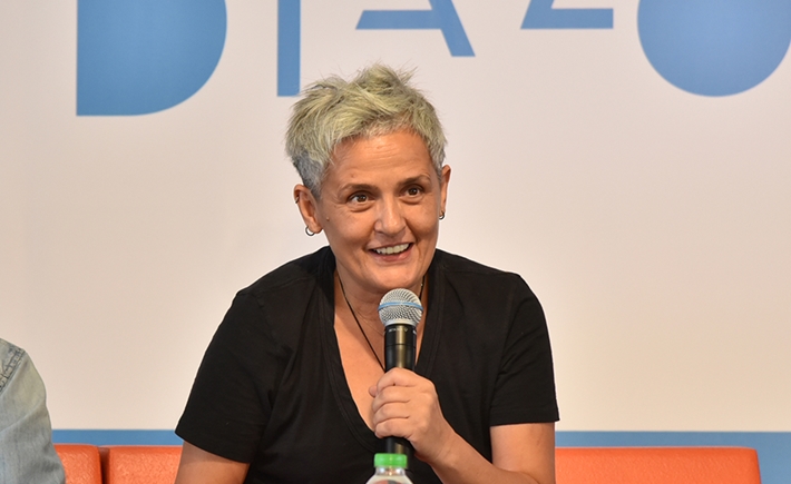 Woman speaker holding the mic at the SNF Dialogues event.