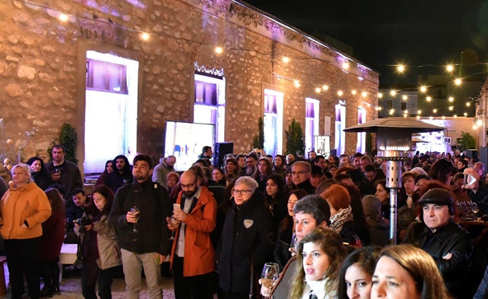 Το μεγάλο κοινό κάτω από έντονα φώτα που παρακολουθεί τους μουσικούς να παίζουν