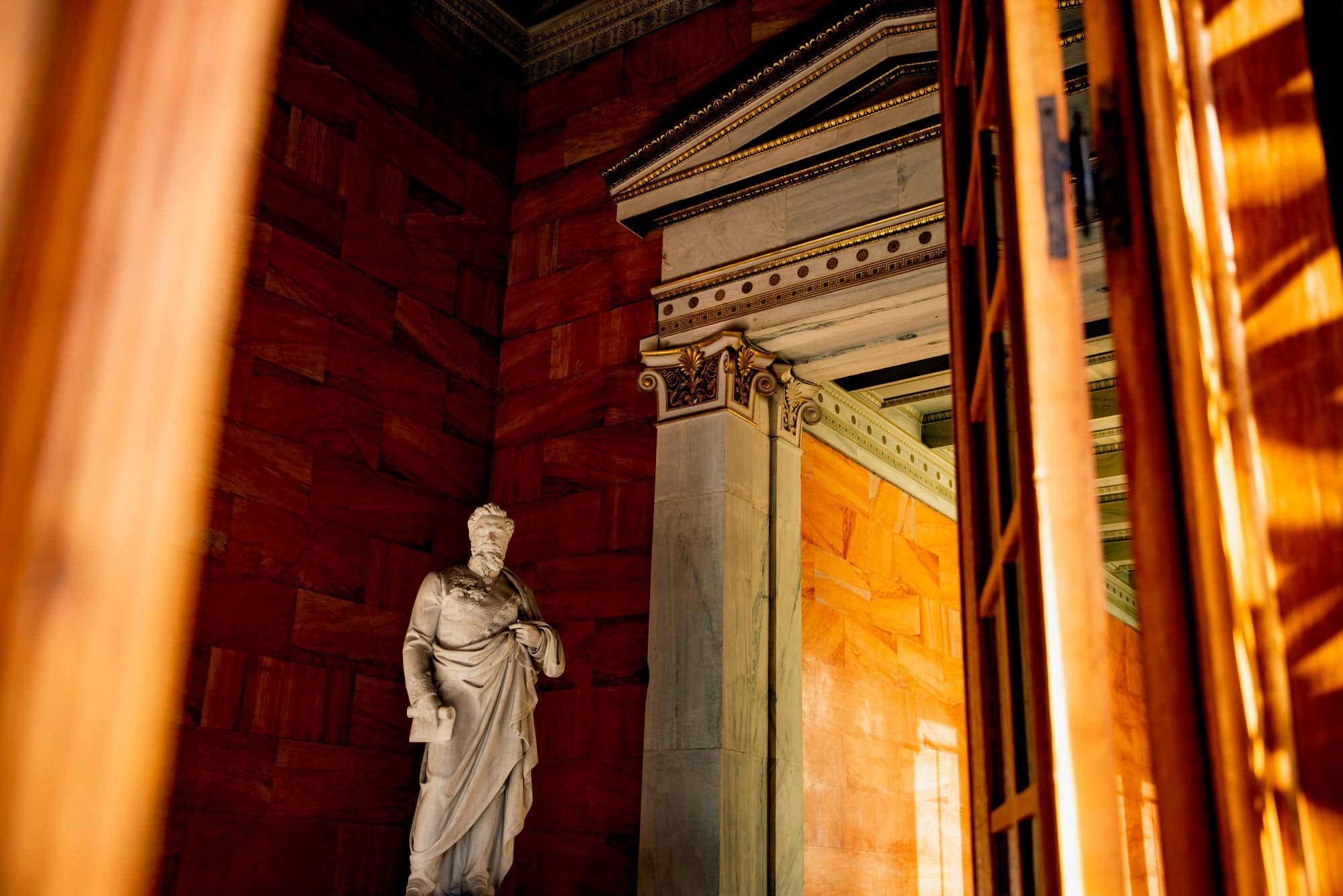 Ένα άγαλμα μέσα στην Ακαδημία Αθηνών