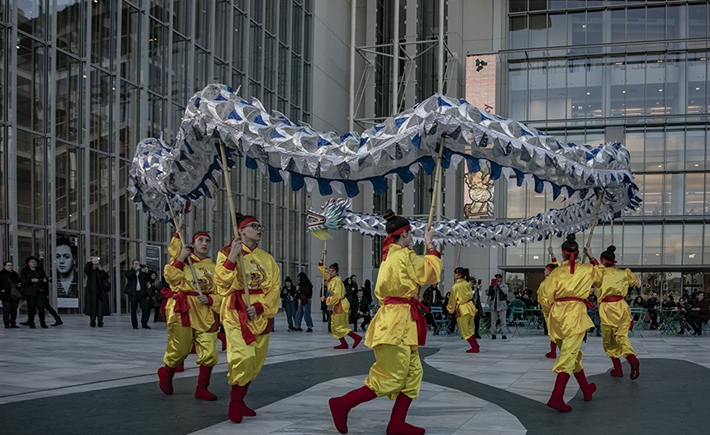 Μια ομάδα ανθρώπων με παραδοσιακή κινεζική ενδυμασία χορεύουν ένα παραδοσιακό χορό στο ΚΠΙΣΝ