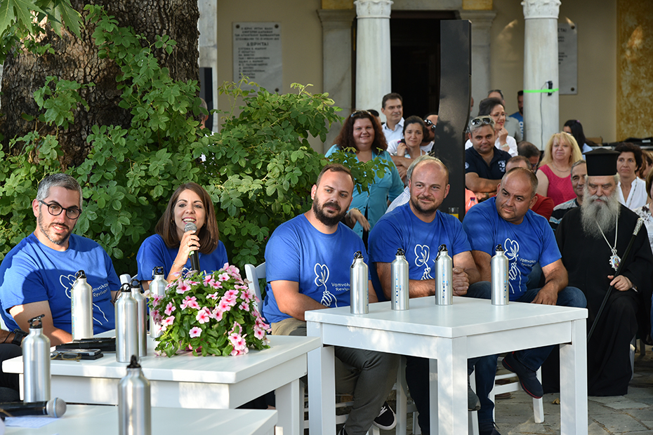 Μια γυναίκα μιλάει στο μικρόφωνο ανάμεσα σε άλλους προσκεκλημένους ομιλητές στη συζήτηση των Διαλόγων ΙΣΝ 