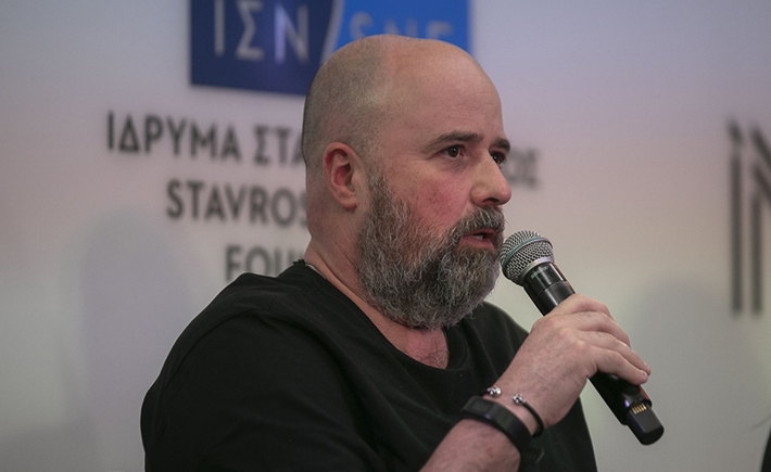 Κοντινό ενός καλεσμένου που μιλάει στη συζήτηση των Διαλόγων ΙΣΝ