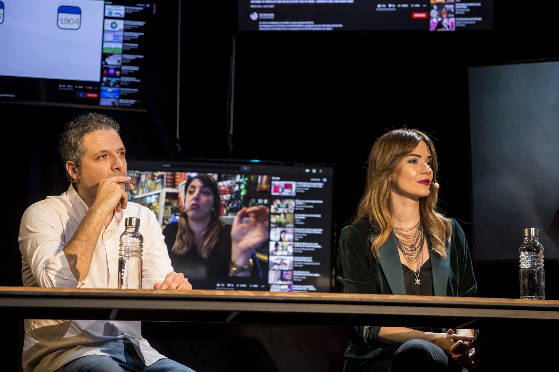 Άννα Κύνθια Μπουσδούκου και ένας ομιλητής στις Συζητήσεις των Διαλόγων ΙΣΝ.