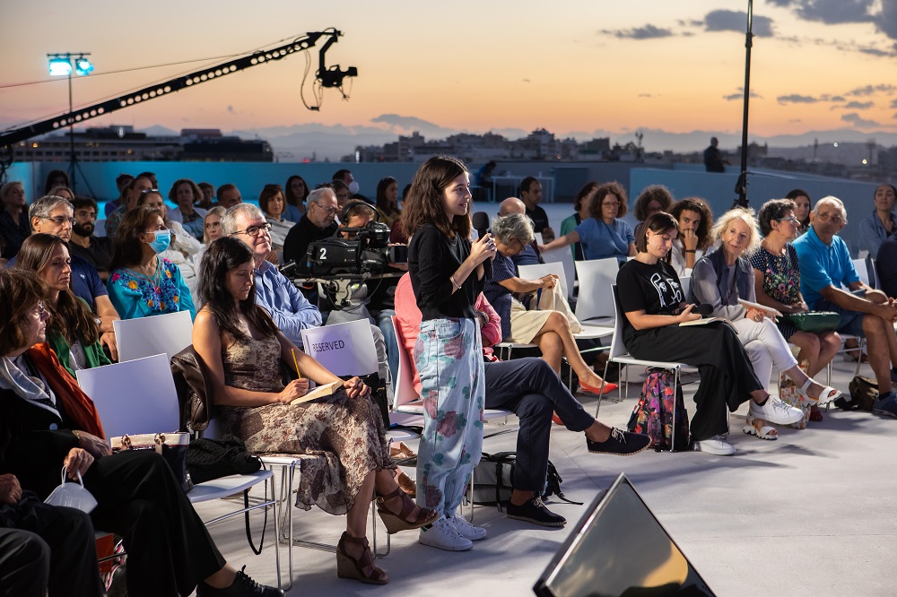 Μια γυναίκα από το πλήθος μιλάει στο μικρόφωνο