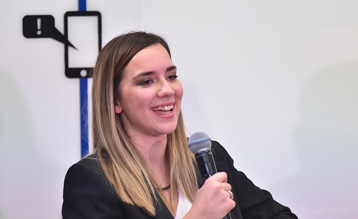 Κοντινό πλάνο μιας γυναίκας που μιλάει στη συζήτηση των Διαλόγων ΙΣΝ