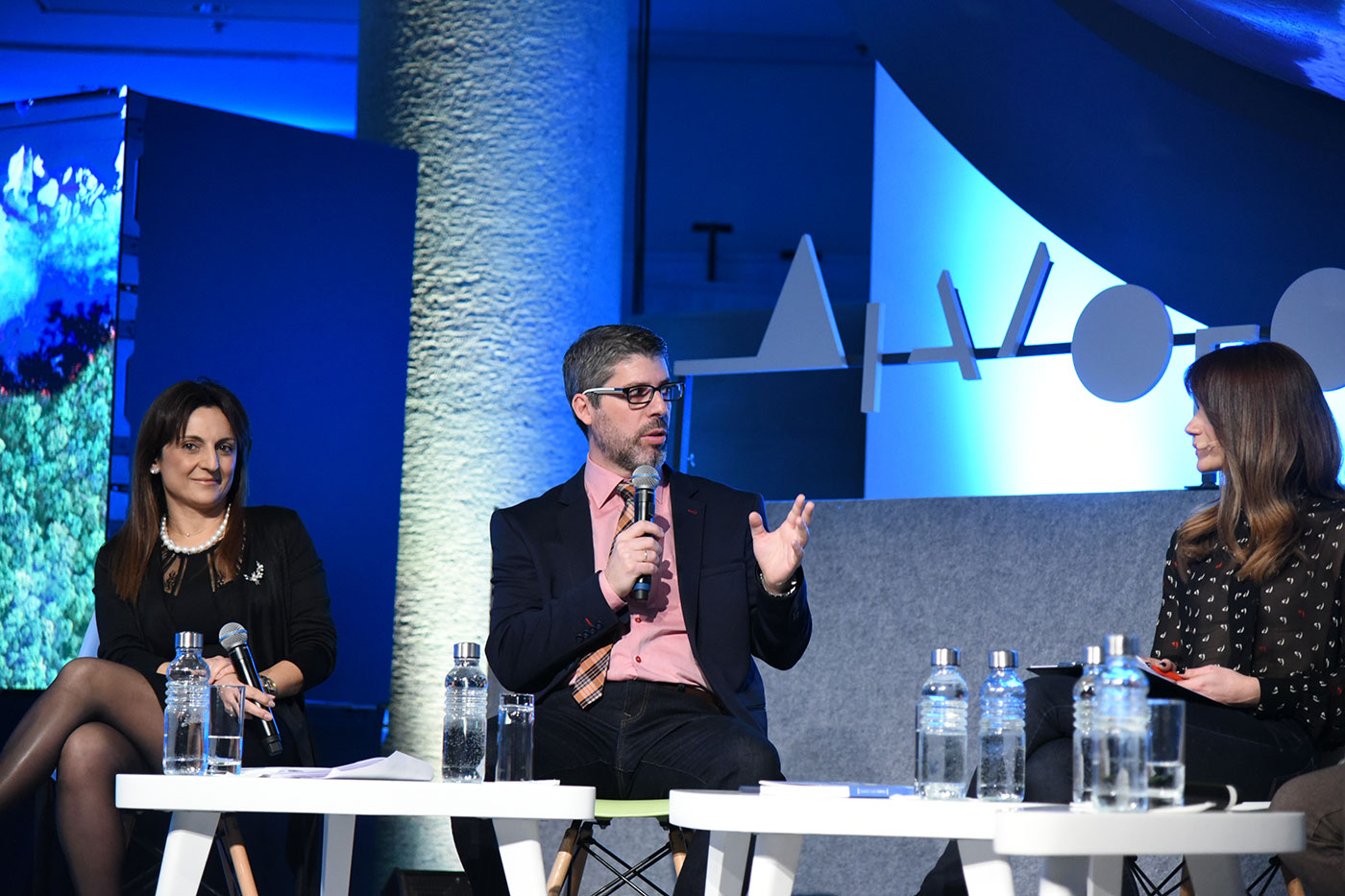 Anna-Kynthia Bousdoukou and other guests on stage at the SNF Dialogues event