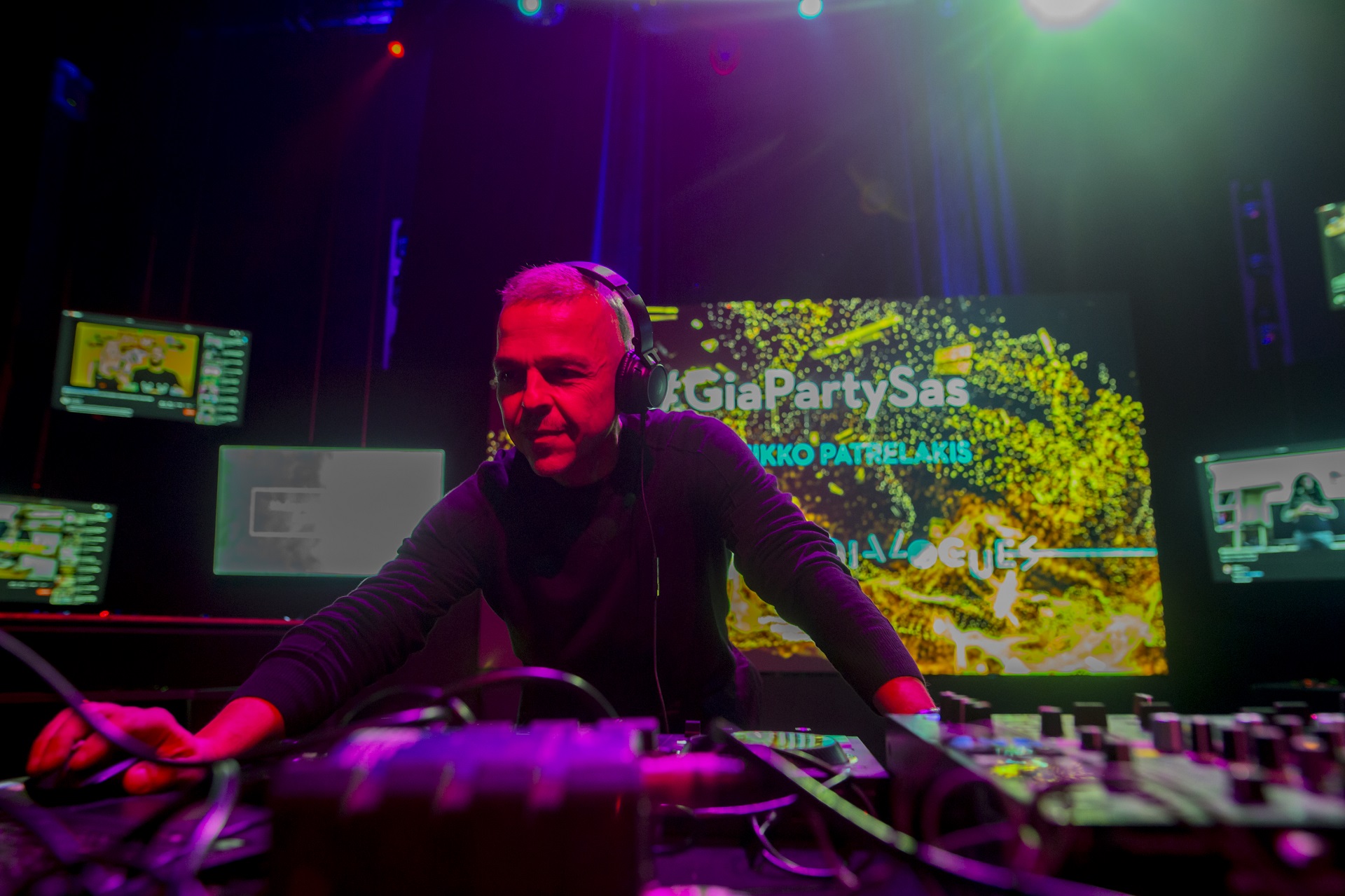 Ντι Τζέι στη σκηνή χειρίζεται την κονσόλα στη συζήτηση των Διαλόγων ΙΣΝ.