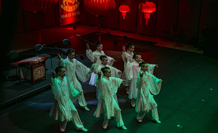 Οχτώ καλλιτέχνες με παραδοσιακή κινεζική ενδυμασία χορεύουν ένα παραδοσιακό χορό στη συζήτηση των Διαλόγων ΙΣΝ