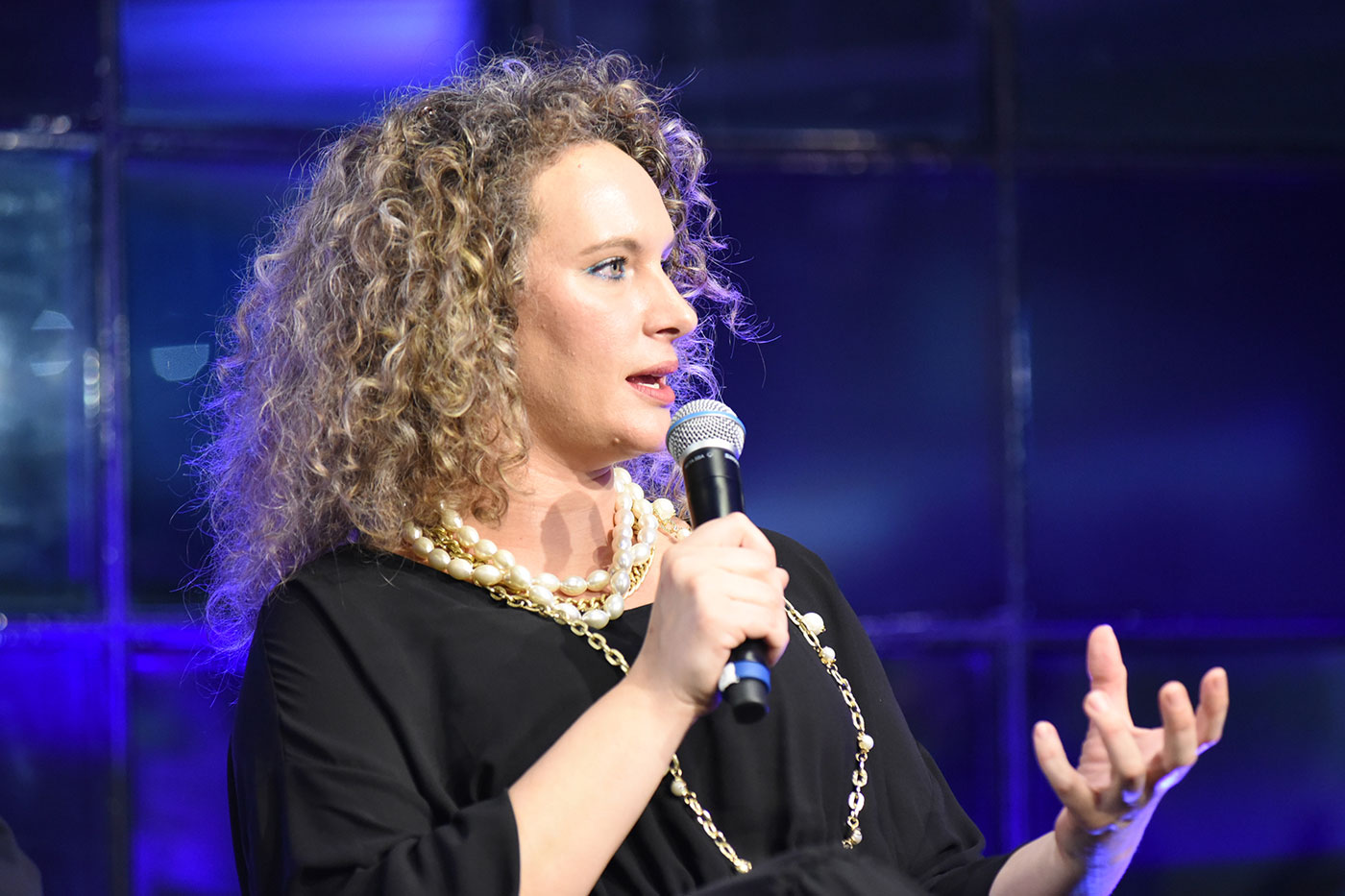 Μια γυναίκα που μιλάει στο μικρόφωνο στη συζήτηση των Διαλόγων ΙΣΝ 