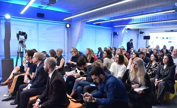 Το μεγάλο κοινό καθιστό στη συζήτηση των Διαλόγων ΙΣΝ