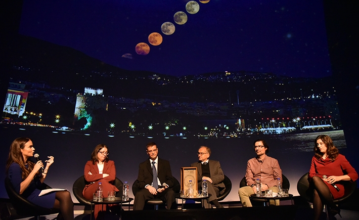 Έξι καλεσμένοι ομιλητές πάνω στην σκηνή στη συζήτηση των Διαλόγων ΙΣΝ με μια μεγάλη οθόνη πίσω τους