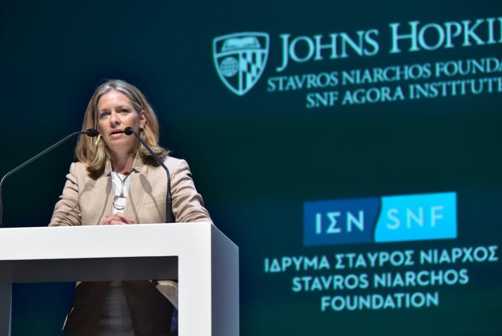 Μια γυναίκα σε ομιλία της στη συζήτηση των Διαλόγων ΙΣΝ