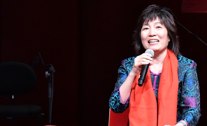 Μια καλεσμένη που μιλάει στη συζήτηση των Διαλόγων ΙΣΝ