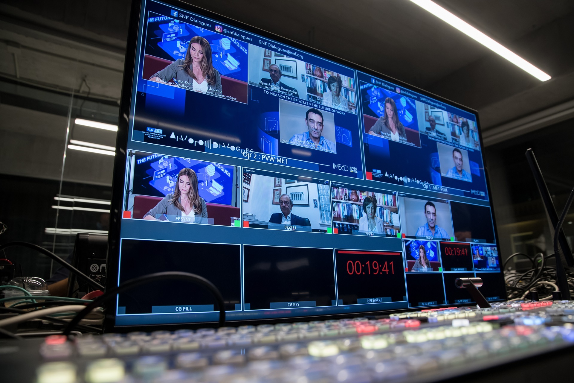 Μόνιτορ με πολλαπλές οθόνες που δείχνουν την Άννα-Κύνθια Μπουσδούκου και άλλους προσκεκλημένους ομιλητές