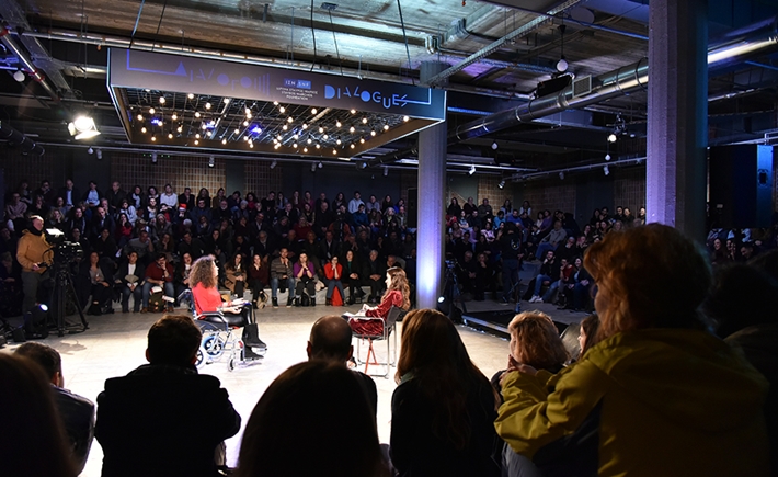 Το κοινό που παρακολουθεί τις ομιλήτριες που βρίσκονται στην σκηνή στη συζήτηση των Διαλόγων ΙΣΝ