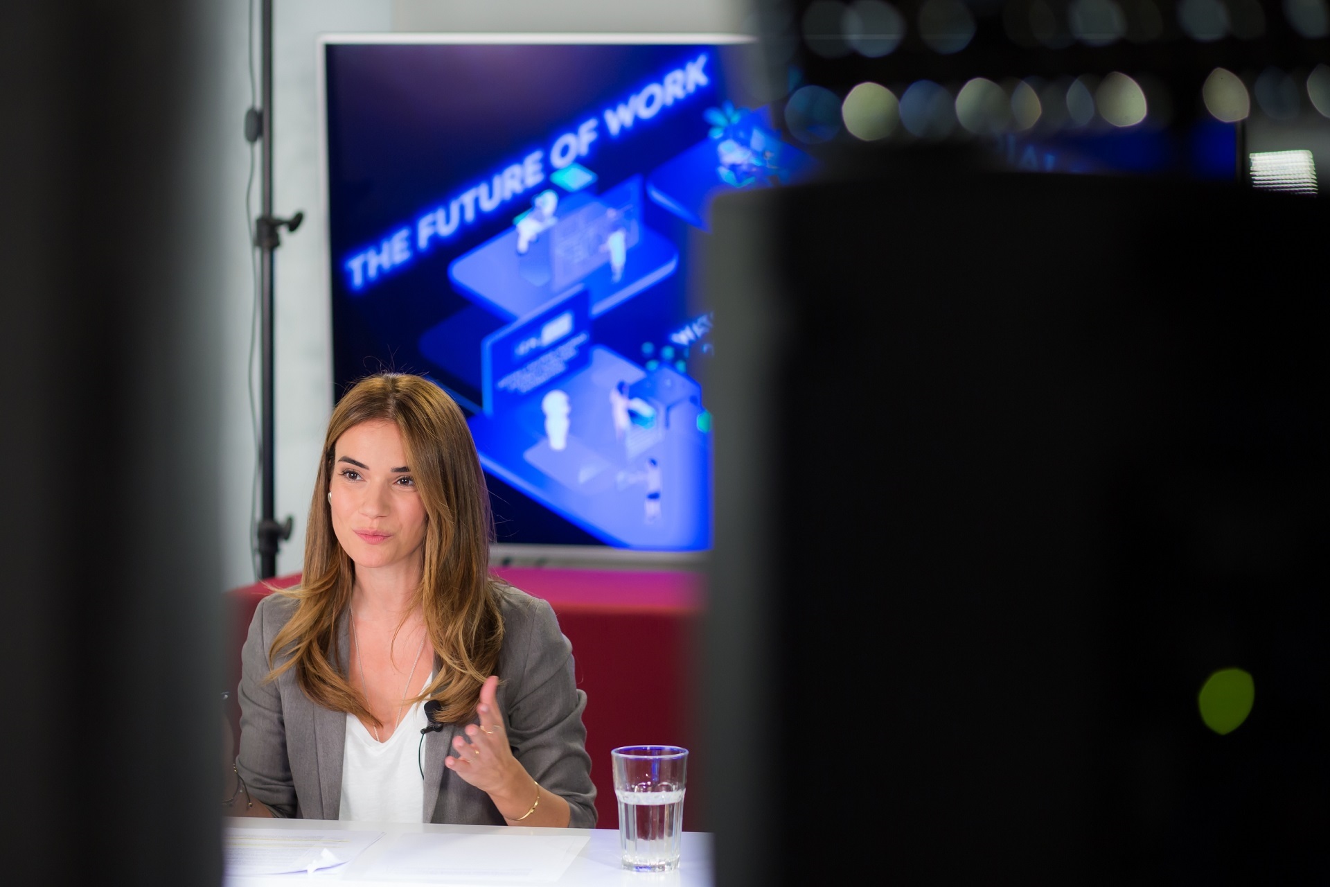 Η Άννα-Κύνθια Μπουσδούκου μιλάει μπροστά στην κάμερα για τους Διαλόγους ΙΣΝ