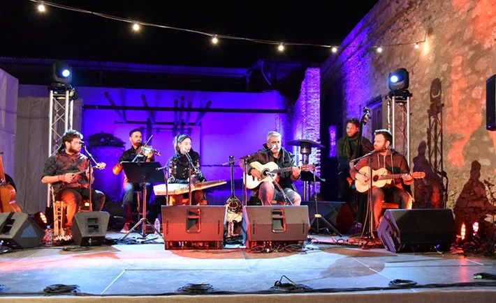 Μουσικοί που παίζουν επί σκηνής