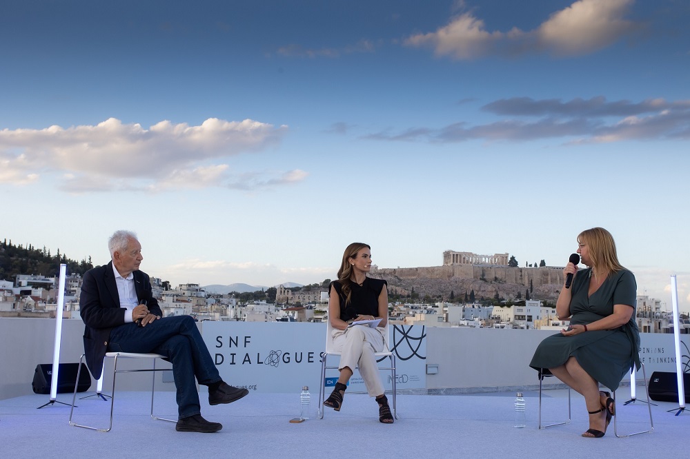 Η Άννα-Κύνθια Μπουσδούκου και άλλοι καλεσμένοι στη συζήτηση των Διαλόγων ΙΣΝ σε εξωτερικό χώρο με θέα την Ακρόπολη