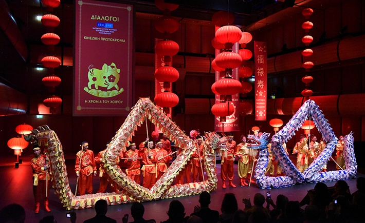 Μια ομάδα ανθρώπων με κινεζικές ενδυμασίες στη σκηνή της συζήτησης των Διαλόγων ΙΣΝ