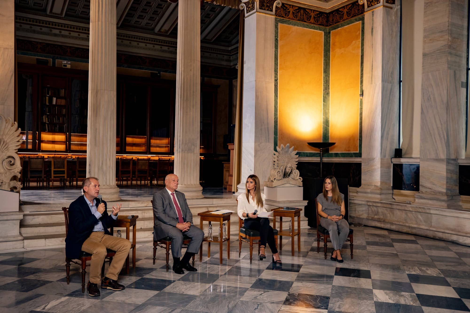 H Άννα-Κύνθια Μπουσδούκου και οι υπόλοιποι ομιλητές στη συζήτηση των Διαλόγων ΙΣΝ