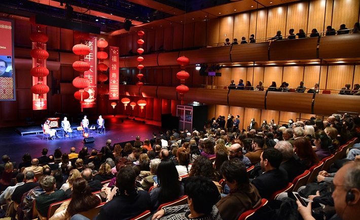 Φωτογραφία του μεγάλου κοινού όπου παρακολουθεί τους καλεσμένους ομιλητές στην σκηνή στη συζήτηση των Διαλόγων ΙΣΝ