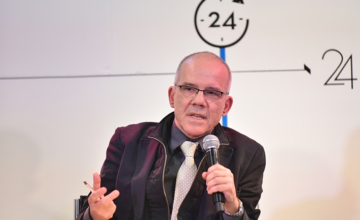 Κοντινό ενός καλεσμένου που μιλάει στη συζήτηση των Διαλόγων ΙΣΝ