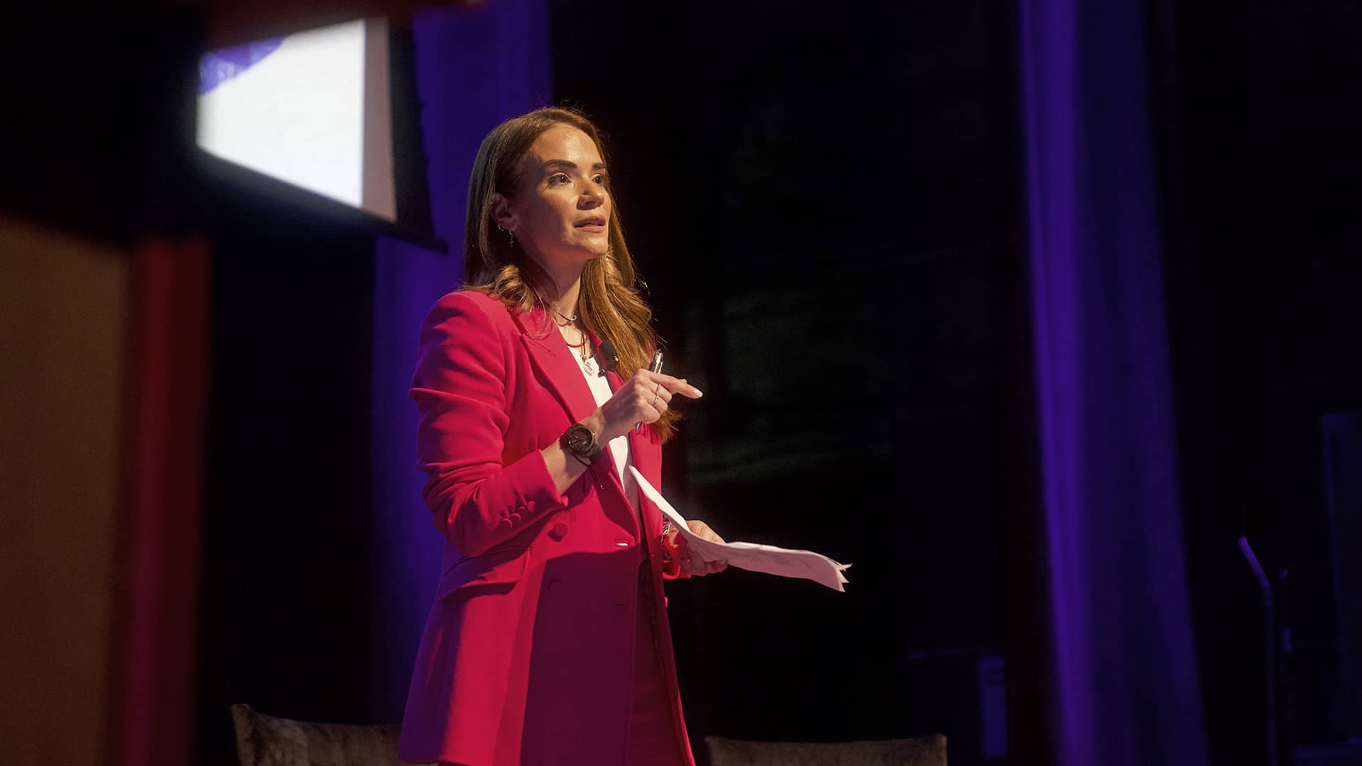 Η Άννα-Κύνθια Μπουσδούκου εκφωνεί ομιλία στη σκηνή