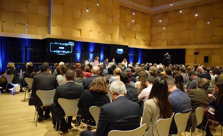 Κοινό φωτογραφημένο από πισω στη συζήτηση Διαλόγων ΙΣΝ.