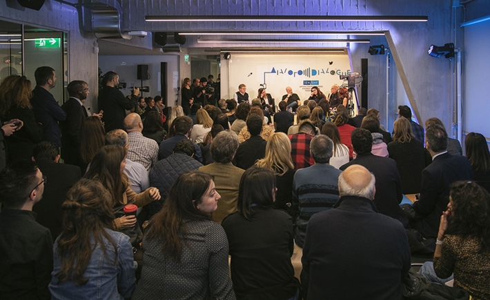 Το μεγάλο κοινό που ακούει τους ομιλητές στη συζήτηση των Διαλόγων ΙΣΝ