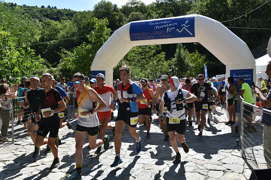 Οι συμμετέχοντες στο Vamvakou Mountain Run που τρέχουν δίπλα-δίπλα
