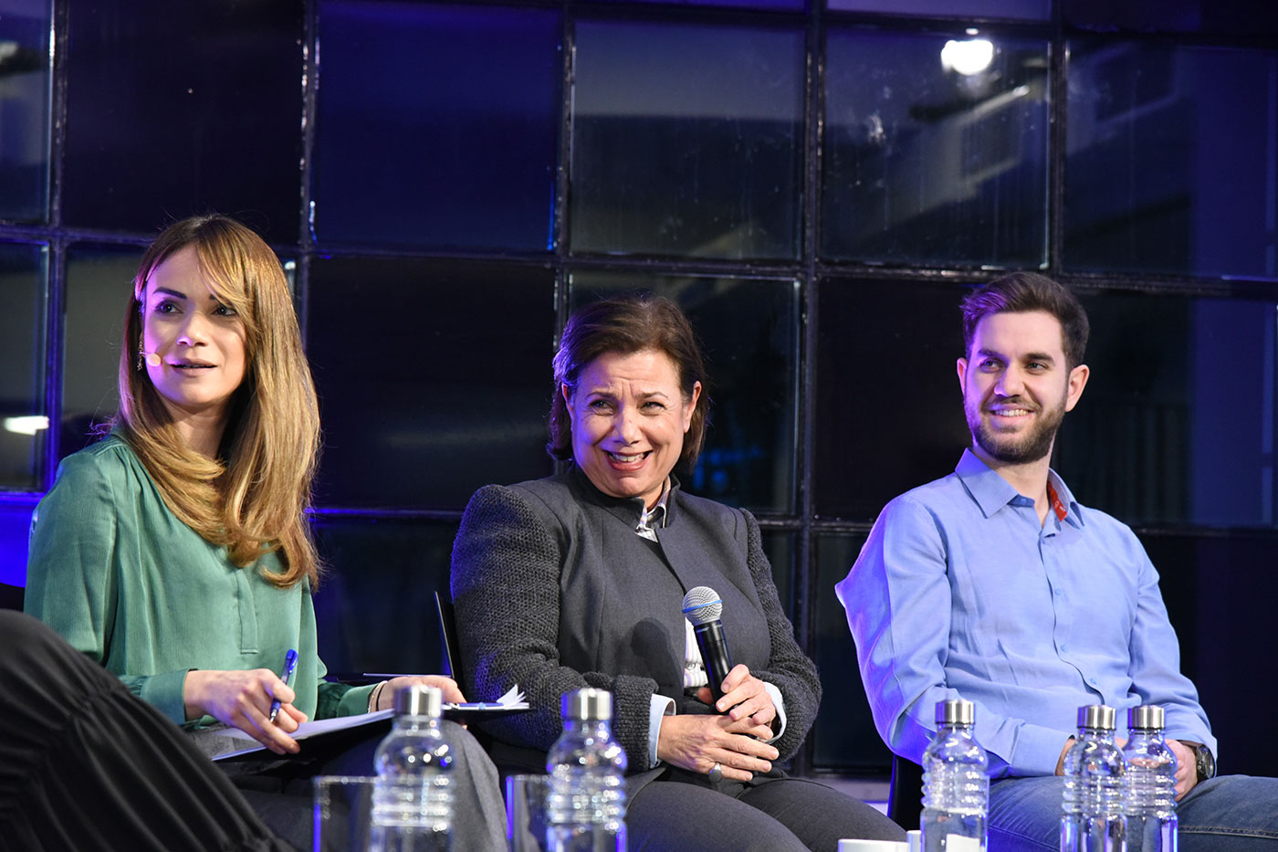 Η Άννα-Κύνθια Μπουσδούκου και άλλοι δυο καλεσμένοι επί σκηνής στη συζήτηση των Διαλόγων ΙΣΝ