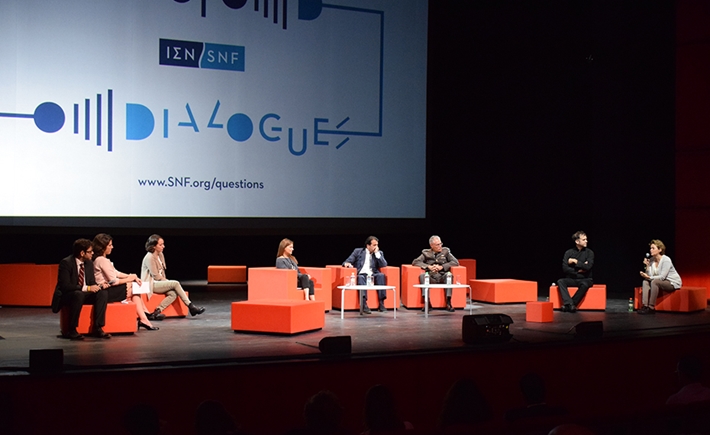 Οκτώ ομιλητές στην σκηνή στη συζήτηση των Διαλόγων ΙΣΝ.