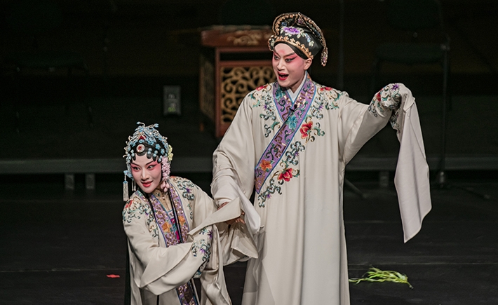 Δύο καλλιτέχνες με παραδοσιακές κινεζικές φορεσιές στη σκηνή 