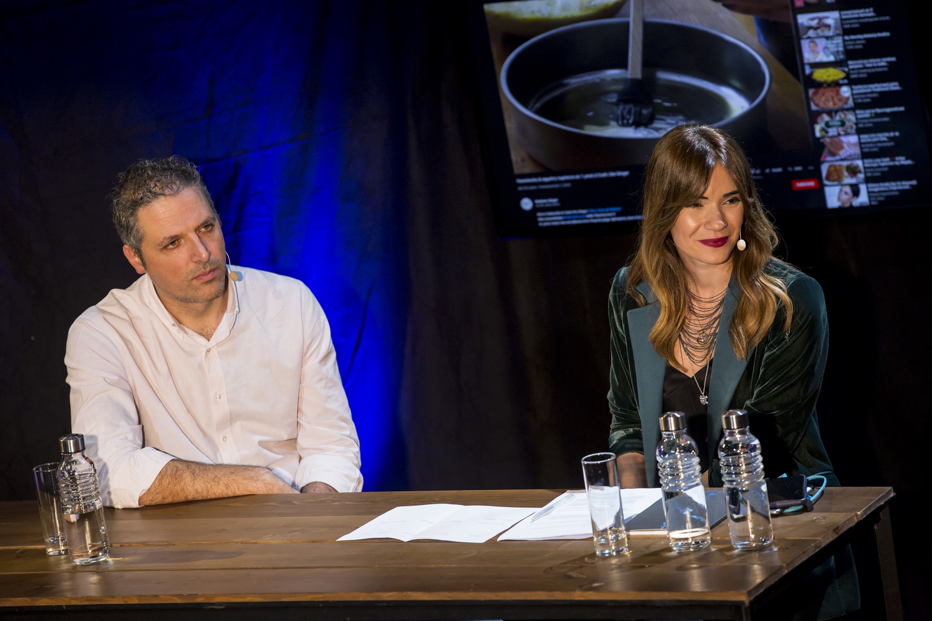 Άννα Κύνθια Μπουσδούκου και ένας ομιλητής στιη συζήτηση των Διαλόγων ΙΣΝ.