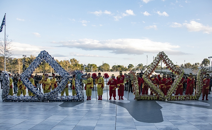 Μια ομάδα ανθρώπων με παραδοσιακές κινεζικές ενδυμασίες ποζάρουν για μια φωτογραφία στο ΚΠΙΣΝ