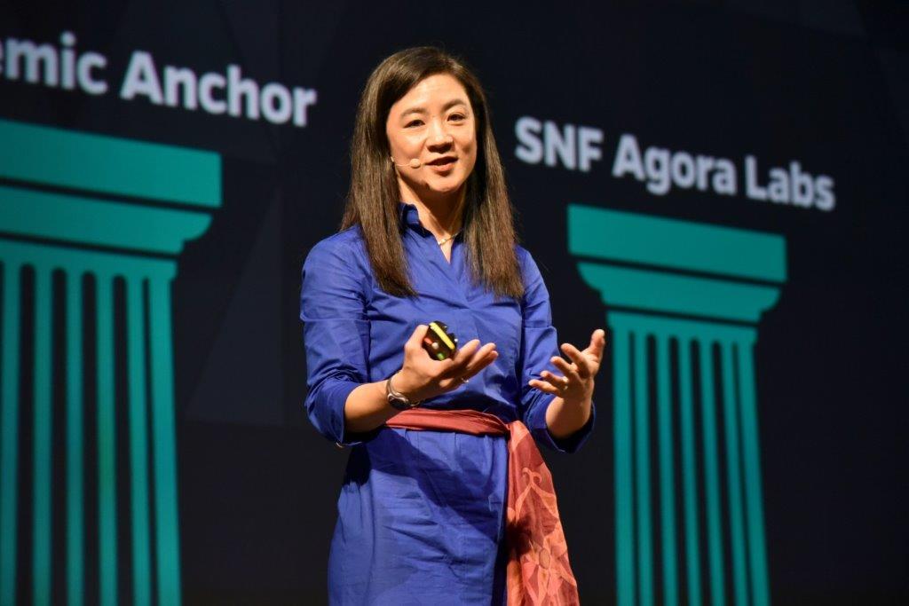 Μια γυναίκα που ομιλεί στη συζήτηση των Διαλόγων ΙΣΝ