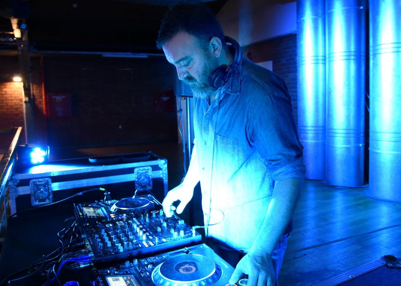 Ο ντι τζέι χειρίζεται την κοσνόλα στις Συζητήσεις των Διαλόγων ΙΣΝ.