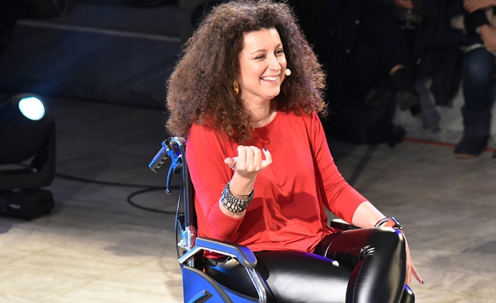 Η καλεσμένη ομιλήτρια επί σκηνής στη συζήτηση των Διαλόγων ΙΣΝ