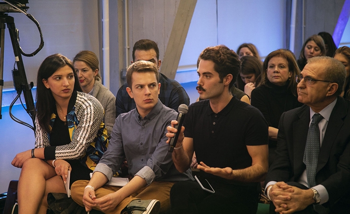 Ένας άνδρας ανάμεσα στο κοινό που μιλάει στο μικρόφωνο στη συζήτηση των Διαλόγων ΙΣΝ