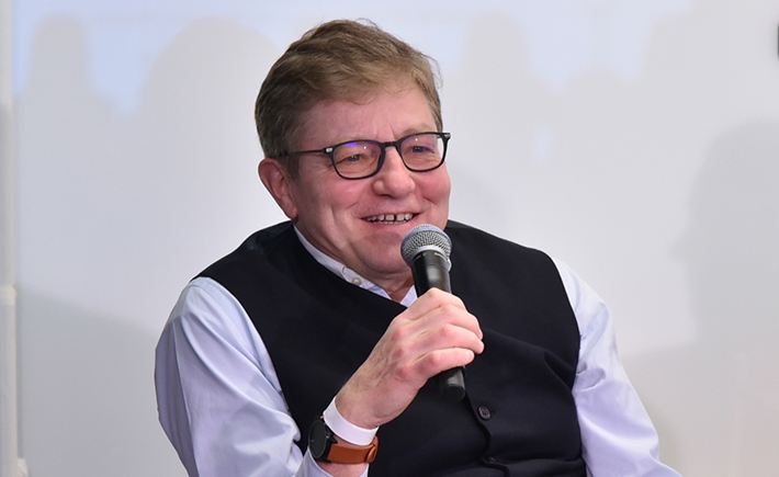 Κοντινό ενός άνδρα που μιλάει στη συζήτηση των Διαλόγων ΙΣΝ